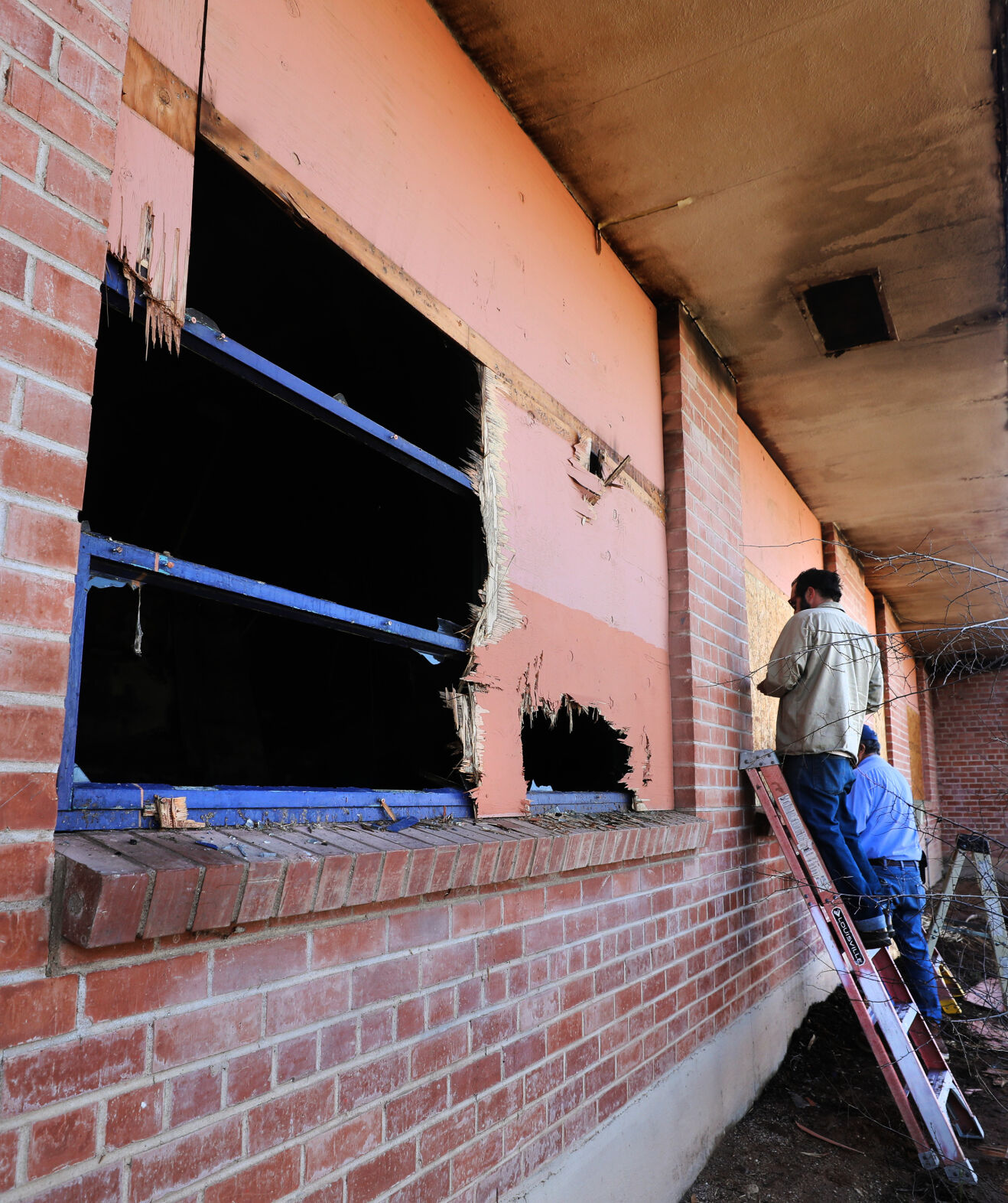 Overnight fire damages shuttered Julia Keen Elementary School